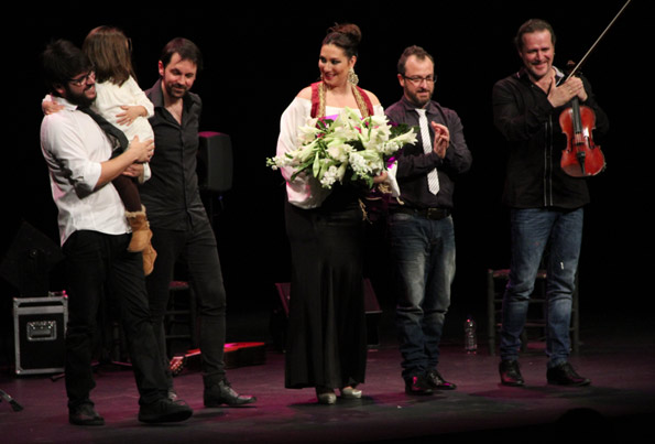 Marina Heredia junto al grupo UHF en el Teatro Villamarta de Jerez
